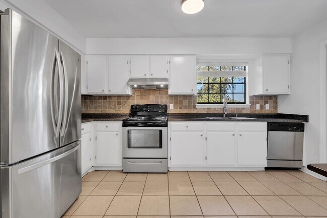 Building Photo - 890 Richardson Rd