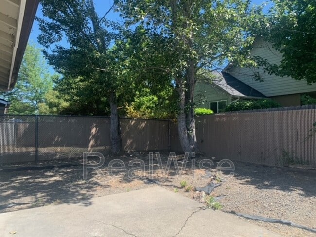 Building Photo - 1423 SW Kokanee Ln