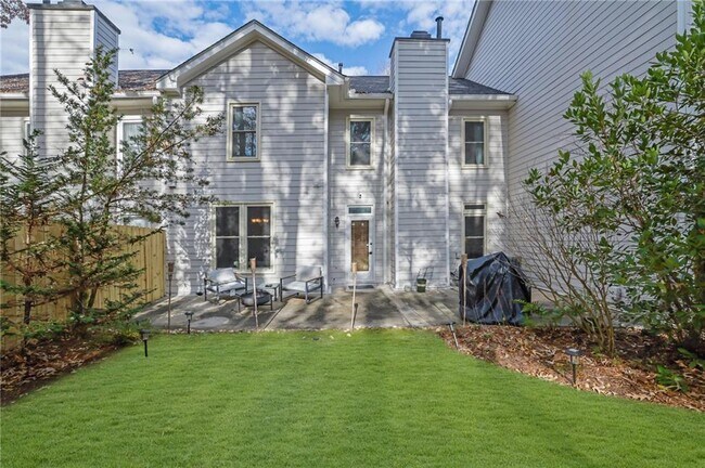 Building Photo - 7155 Roswell Rd