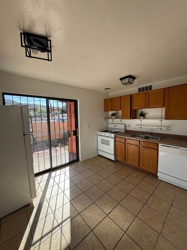 Building Photo - Charming 2 bedroom 1 bath