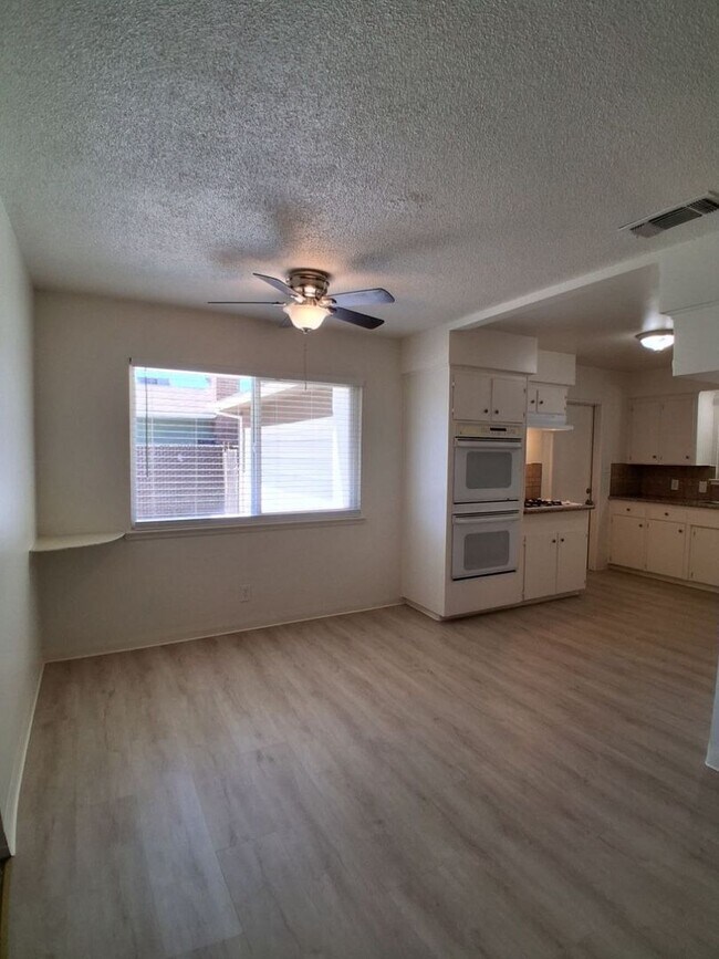 Building Photo - 1419 N Winery Ave