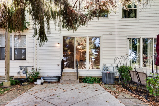 Building Photo - 2827 Stonewater Dr
