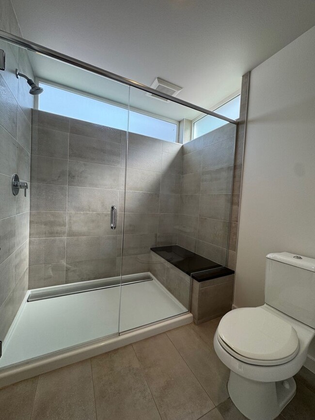 Building Photo - Modern 2 bed 2 bath townhome in Eastlake with panoramic view of Lake Union