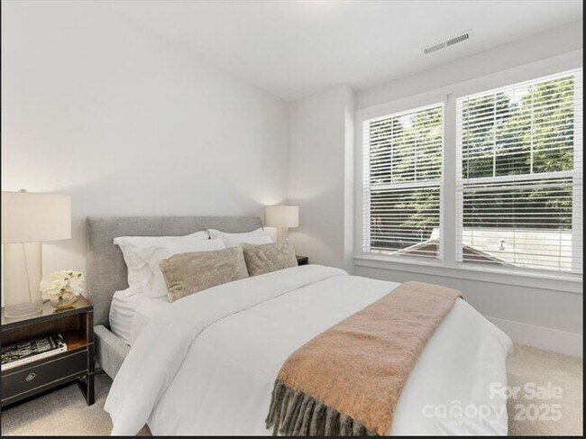 Building Photo - A cozy and spacious 4-bedroom, 5-bath home...