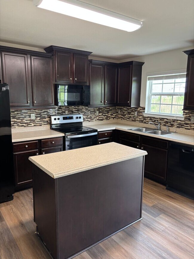 Building Photo - Large Four Bedroom Home In North Charlotte