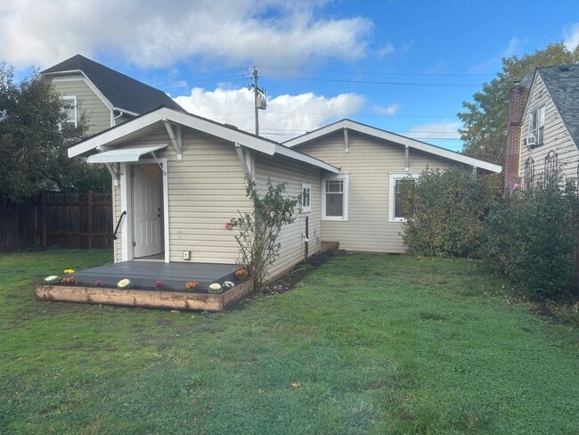 Building Photo - 2 Bedroom 1 Bath single family home