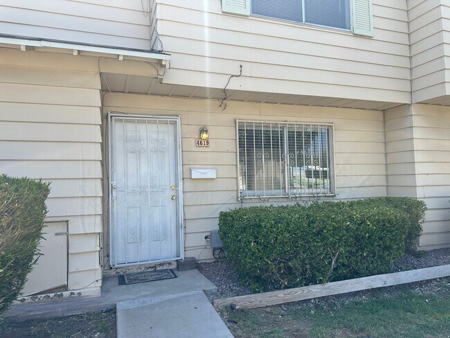 Primary Photo - Three bedroom townhome with 2 car garage a...