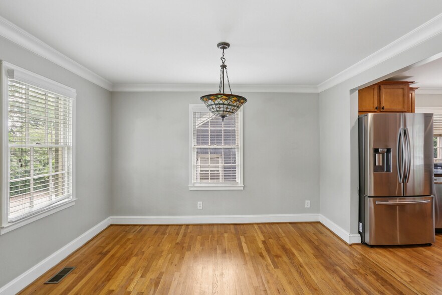 Dining area - 781 Rosedale Ave SE