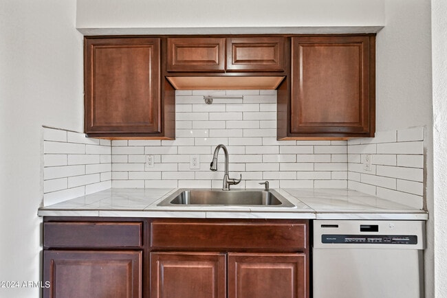 Building Photo - 35 N May