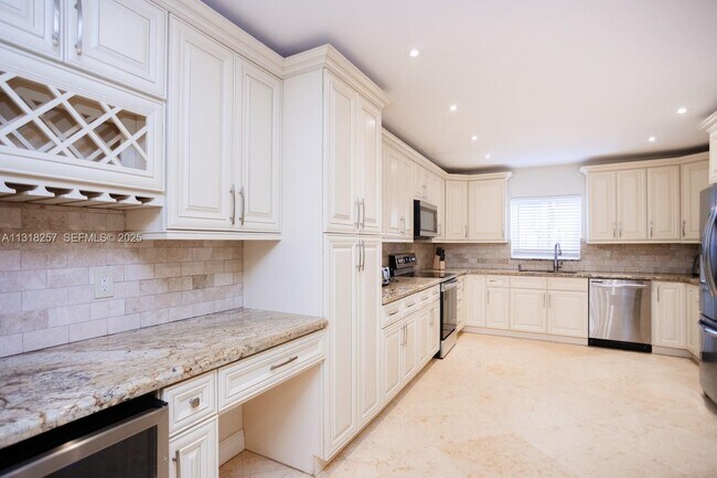 Building Photo - 833 Washington St