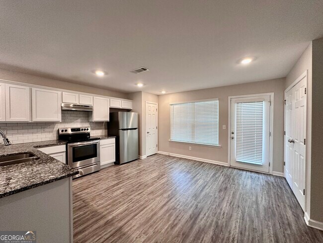 Building Photo - 400 Whippet St