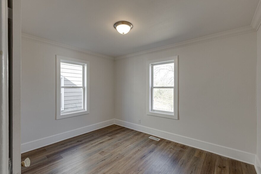 Building Photo - 5211 Sunbeam Ave