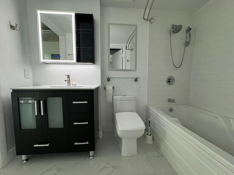 Building Photo - 690 SW 1st Ave