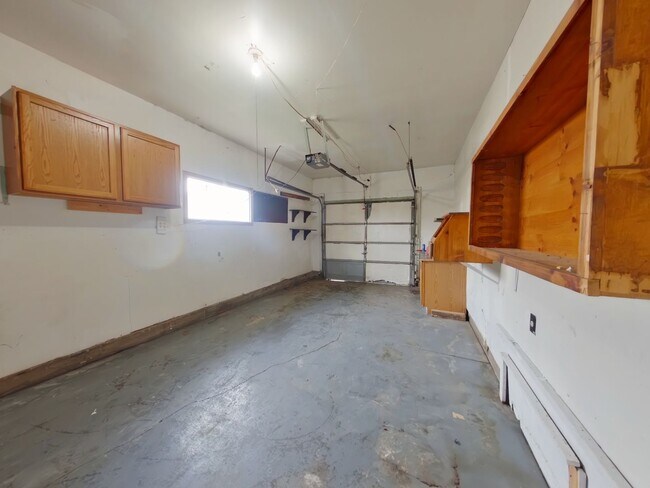 Building Photo - 2215 S Millwood Ave