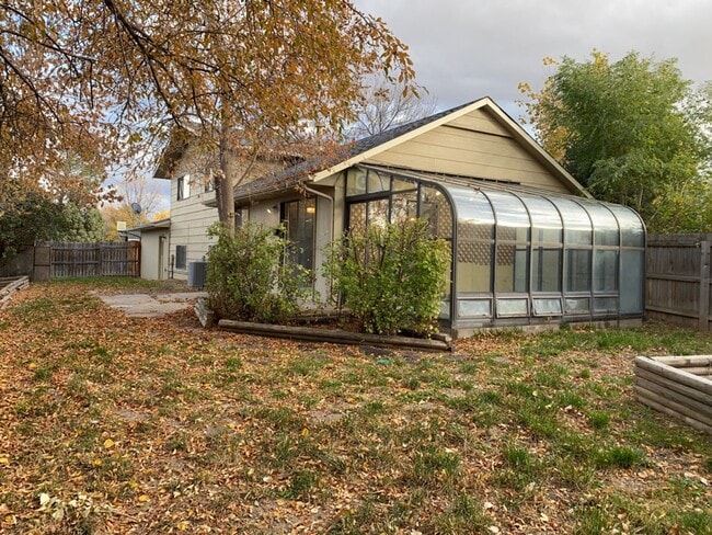 Building Photo - Start a Lease by 12/1 and Receive a $500 R...