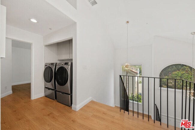 Building Photo - 622 Palisades Dr