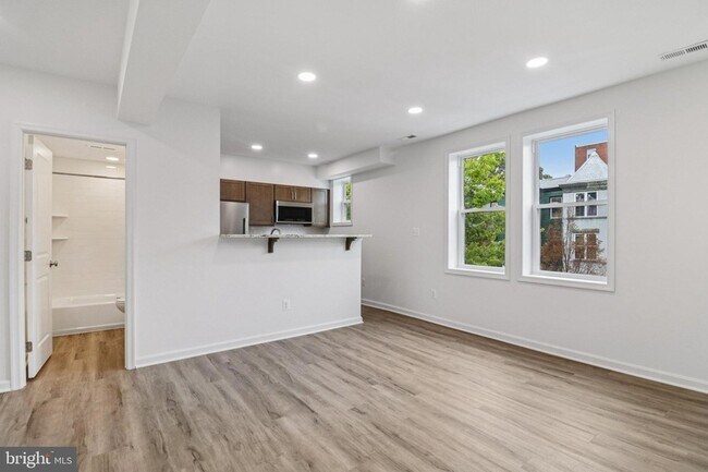 Building Photo - 303 Seaton Pl NE