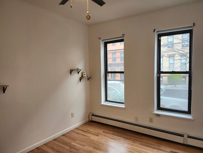 Building Photo - 208 Willow Ave