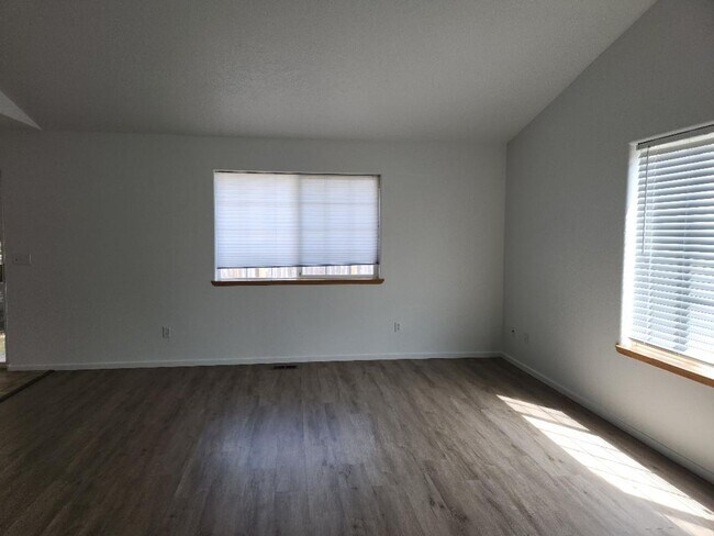 Building Photo - 2-bedroom 2-bath duplex