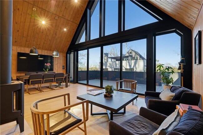 Building Photo - 1033 Reeder Cir NE