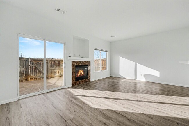 Building Photo - End Unit 3 Bedroom 2 Bath Townhome in Commerce City!