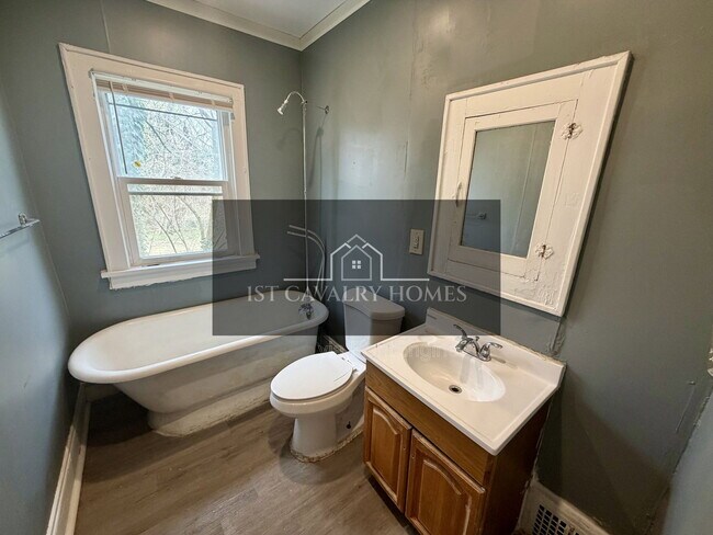 Building Photo - 578 Hoye Ave