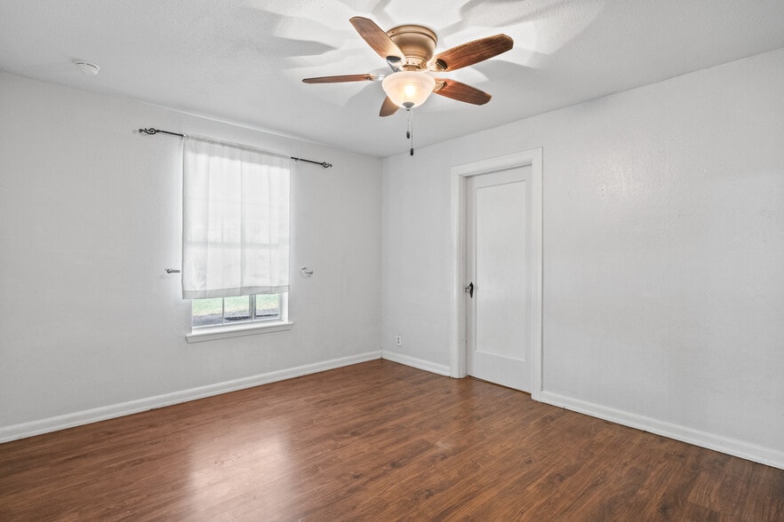 Note: this room now has been freshly painted an Agreeable Grey color. - 335 E Long St