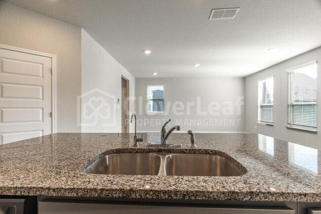 Building Photo - 2433 Ayers Dr