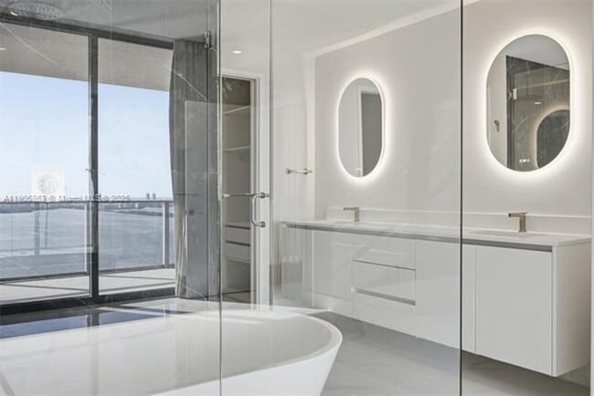 Building Photo - 700 NE 24th St