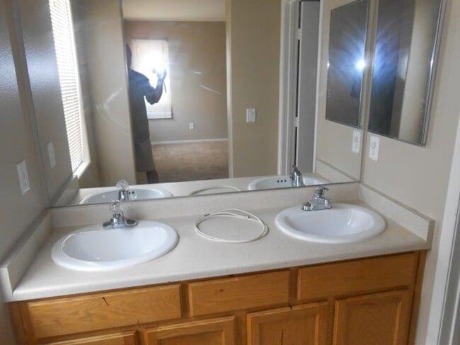 Building Photo - Large Spacious 3 Bedroom Townhome with Com...