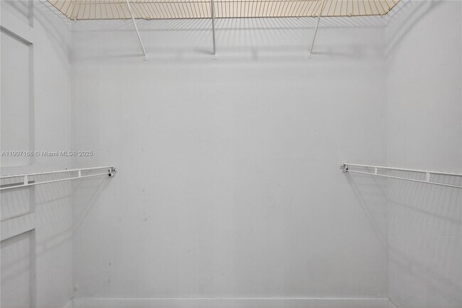 Building Photo - 9210 Fontainebleau Blvd