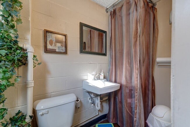 Building Photo - Spring Glen Business Center