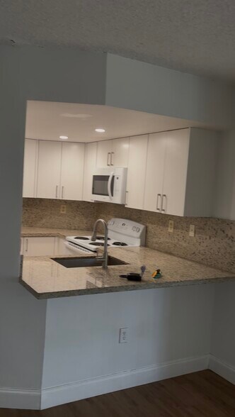 Building Photo - 7125 NW 186th St