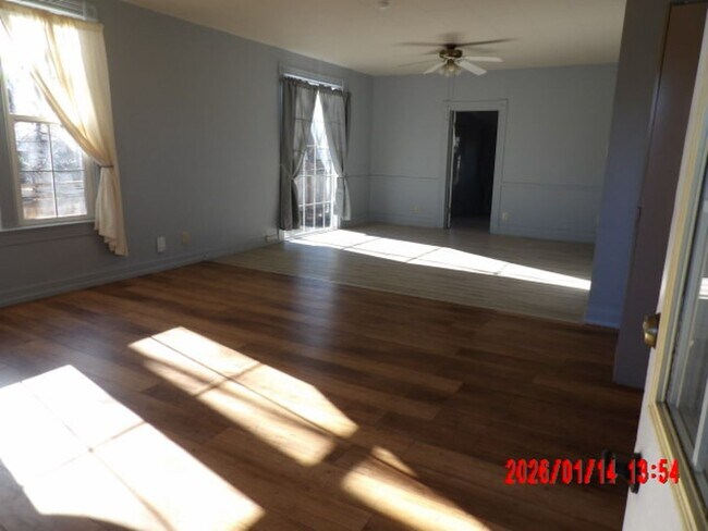 Building Photo - 1306 10th St