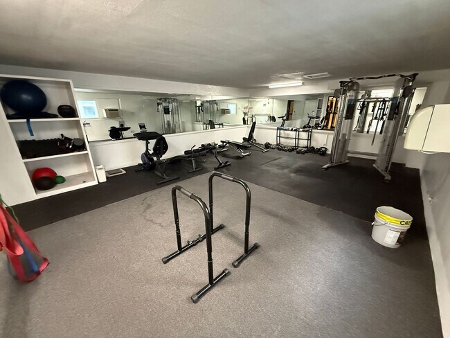 Building Photo - Beautiful High-Rise 1 Bedroom in Waikiki with Covered Parking