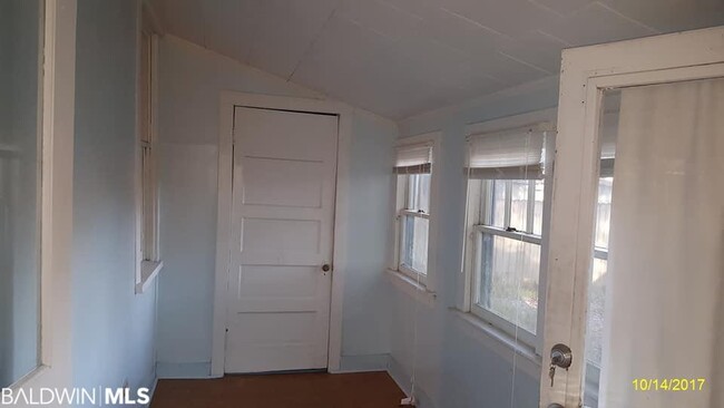 Building Photo - 304 W Orange Ave