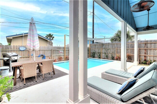 Building Photo - 224 E Oaks Ave