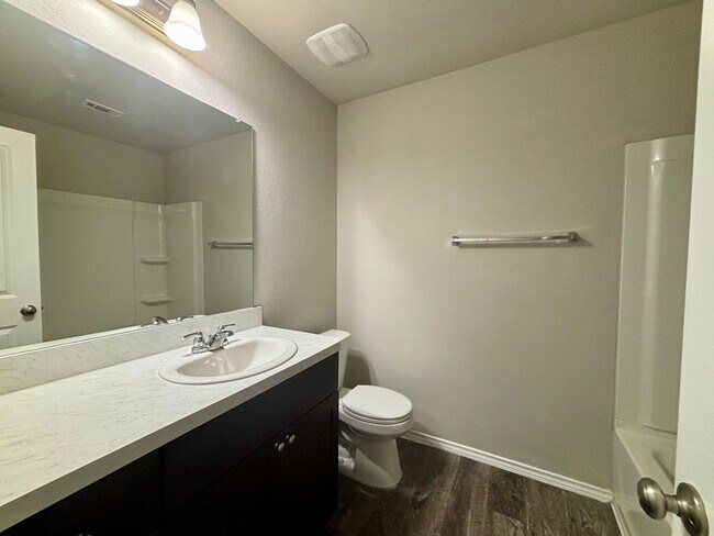 Building Photo - 4-bed 2-bath home in Alamo Ranch Area