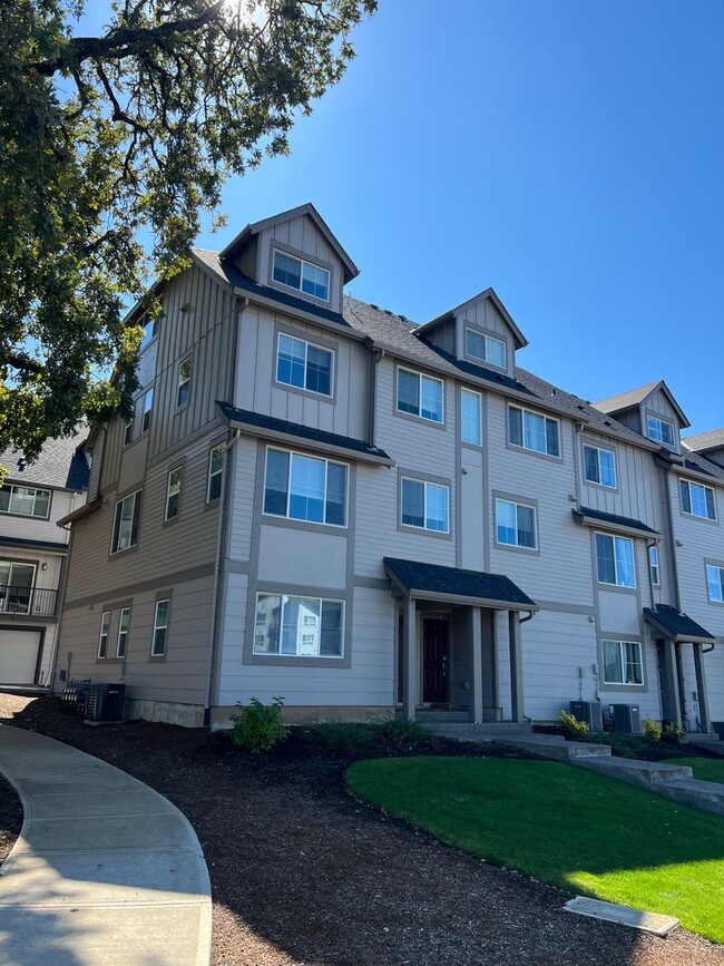 Building Photo - Don't Miss Out On This Beautiful Spacious ...