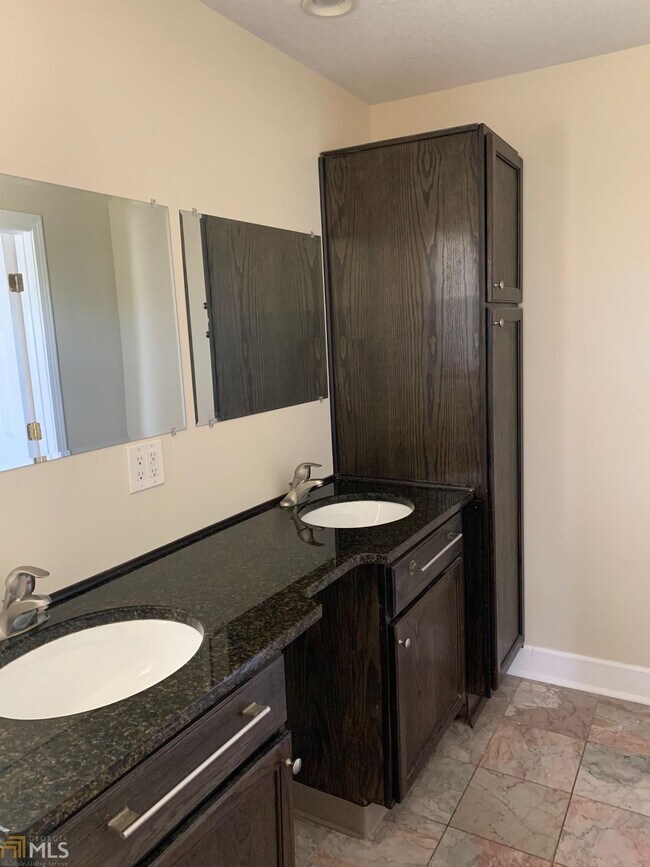 Building Photo - 5640 Raintree Trce