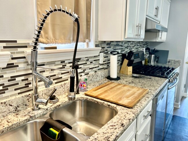 Building Photo - 5057 Blackburn St