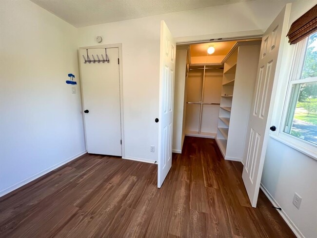 Building Photo - 8519 Shenandoah Dr