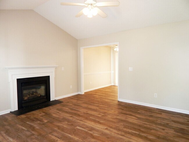 Building Photo - 657 Montgomery Dr