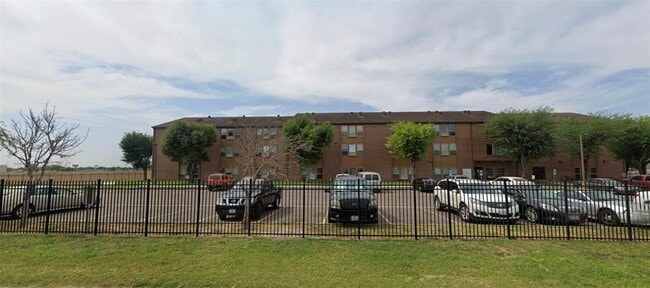Building Photo - 900 Los Ebanos Rd