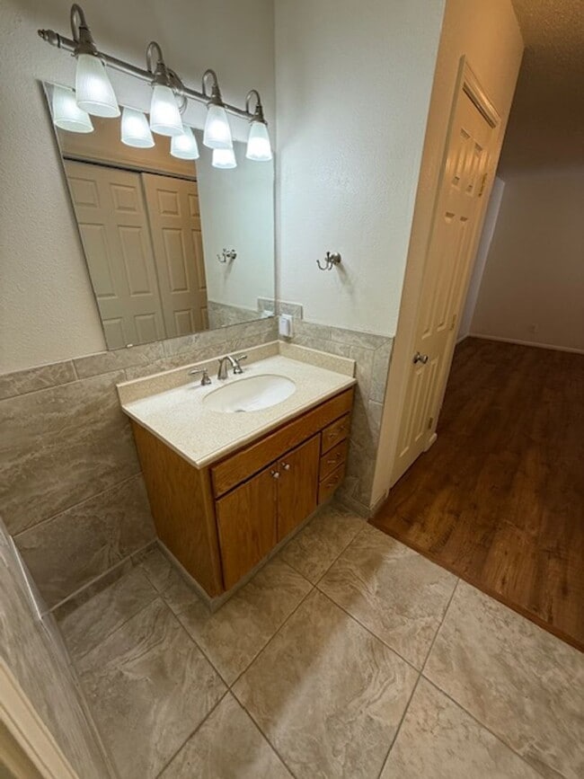 Building Photo - Beautiful 2 bedroom 2.5 bathroom with two ...