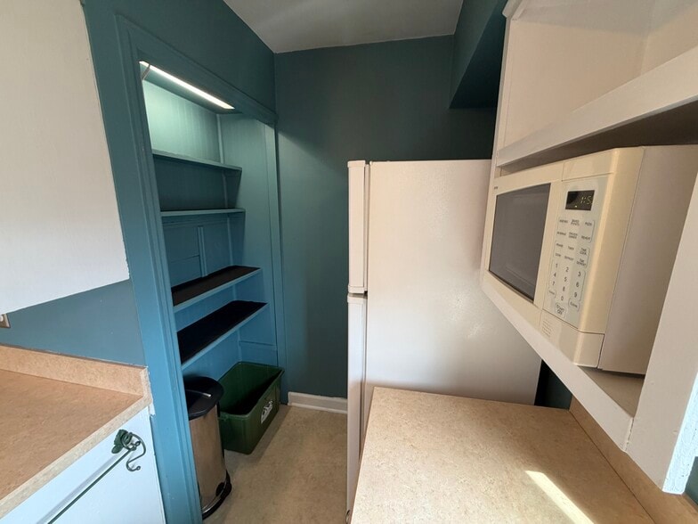 Kitchen Pantry - 2641 Vanderen Dr