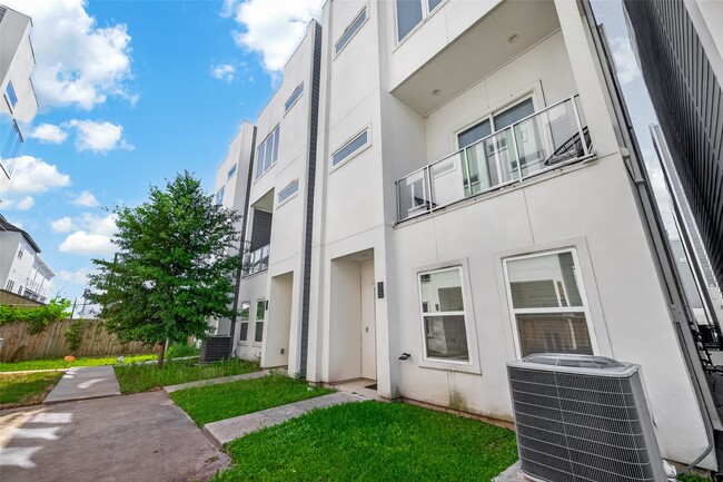 Building Photo - 2114 Engelmohr St