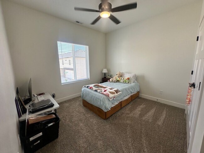 Building Photo - Move in Discount! 3 bedroom - 2.5 bathroom...