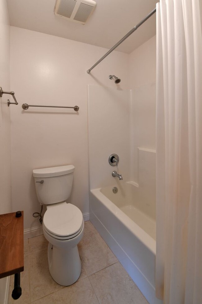 Building Photo - 106 Manlyn Dr