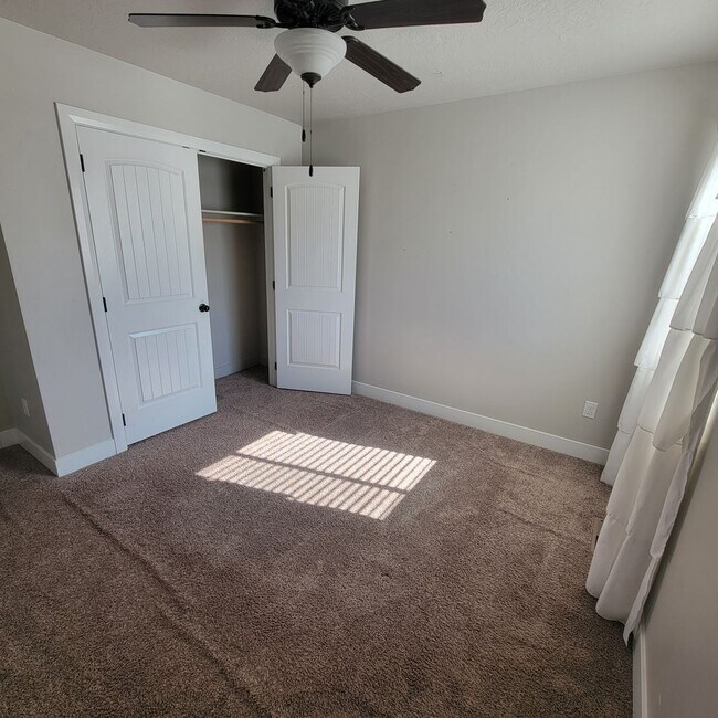 Building Photo - Spacious Modern Townhome